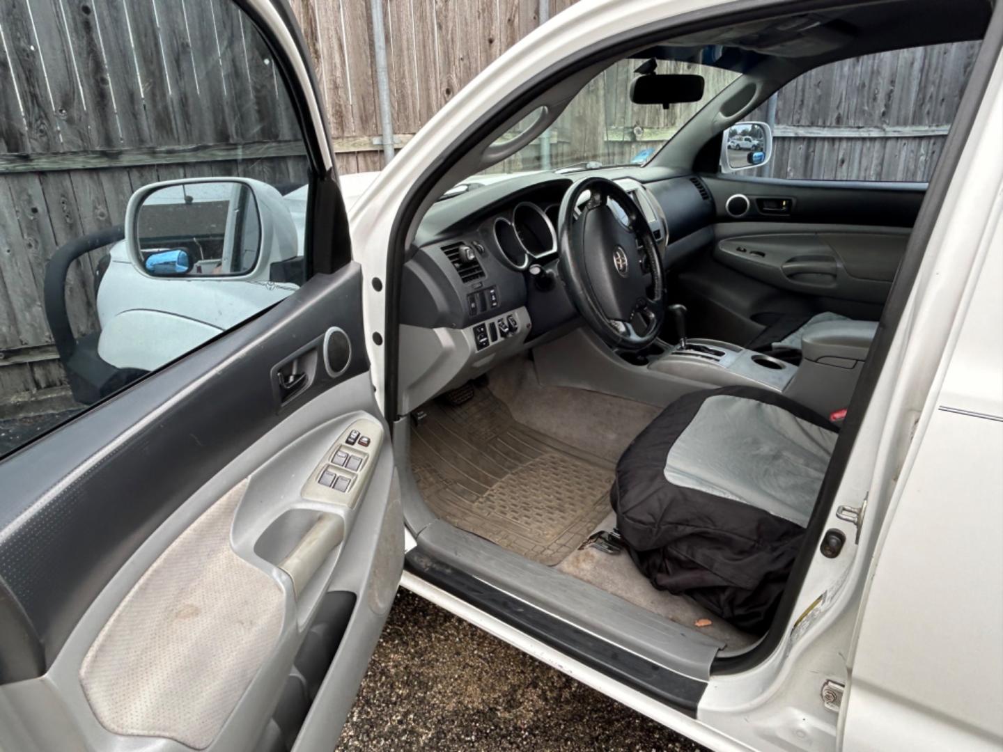 2006 White Toyota Tacoma Double Cab V6 4WD (3TMLU42N16M) with an 4.0L V6 DOHC 24V engine, AUTOMATIC transmission, located at 1687 Business 35 S, New Braunfels, TX, 78130, (830) 625-7159, 29.655487, -98.051491 - Photo#10